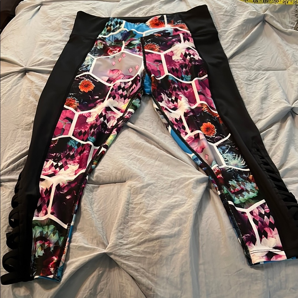 6/$20 Betsey Johnson leggings Black & Pink Medium -like new! Cross cross leg